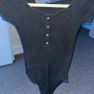 I’m seeking a black shirt it look amazing on!